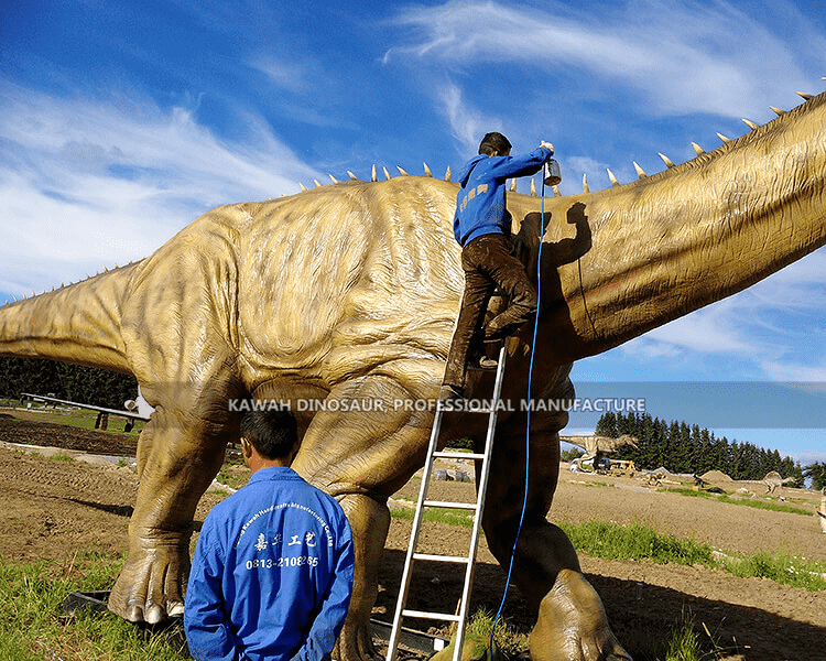 2 Mudell Diplodocus Dinosaur Realistic huwa installat mill-persunal ta 'Kawah Dinosaur.