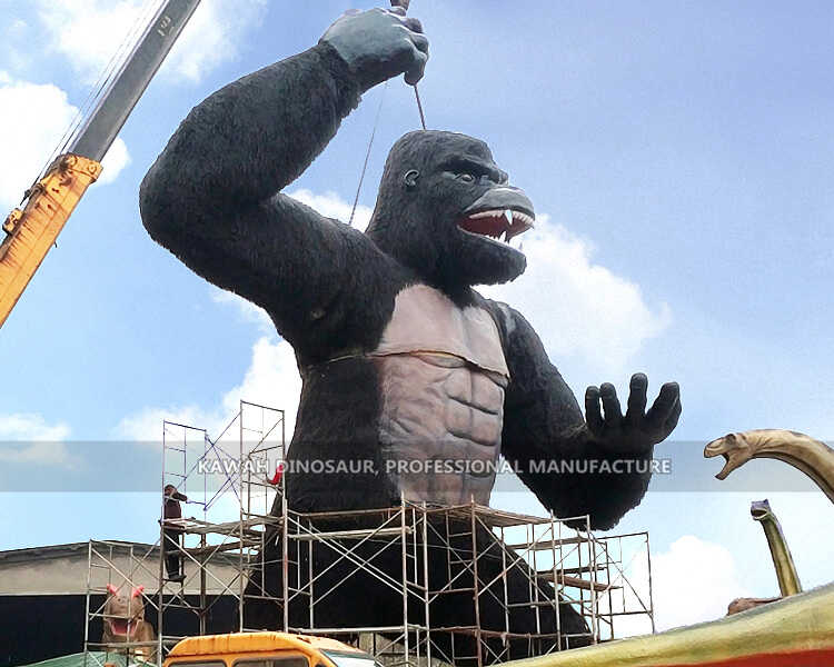 Kawah fabrikasında 3 12 Metre Animatronik Hayvan Dev Goril kurulumu.