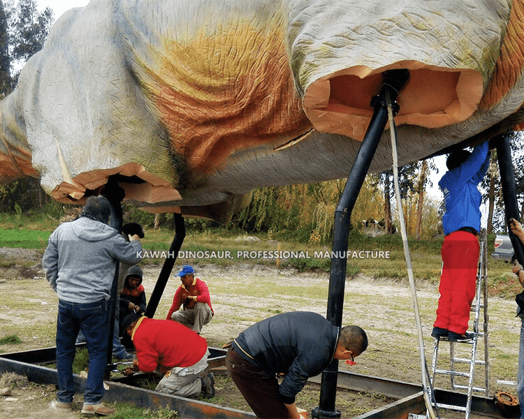 5 Installazzjoni tar-riġel Animatronic Dinosaur Brachiosaurus fil-park tal-foresti ta 'Santiago