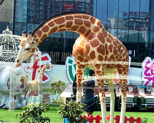 The giraffe statue in front of the mall (8)