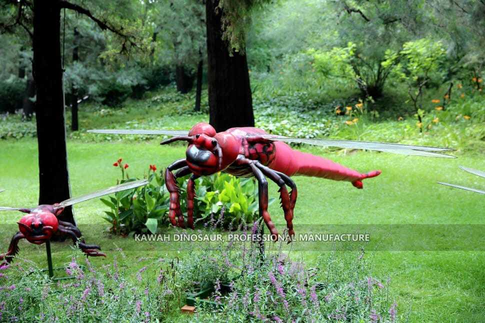 Flügel schlagen Rote Libelle, die in Animatronic Insects World fliegt (8)