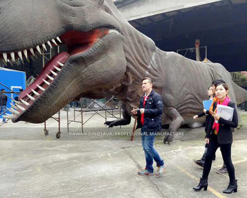 Des clients russes visitent l'usine Kawah