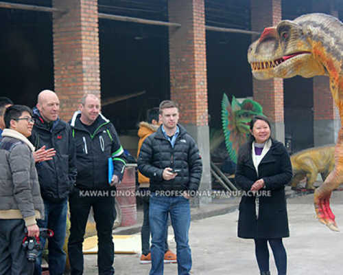 Des clients britanniques visitent l'usine Kawah
