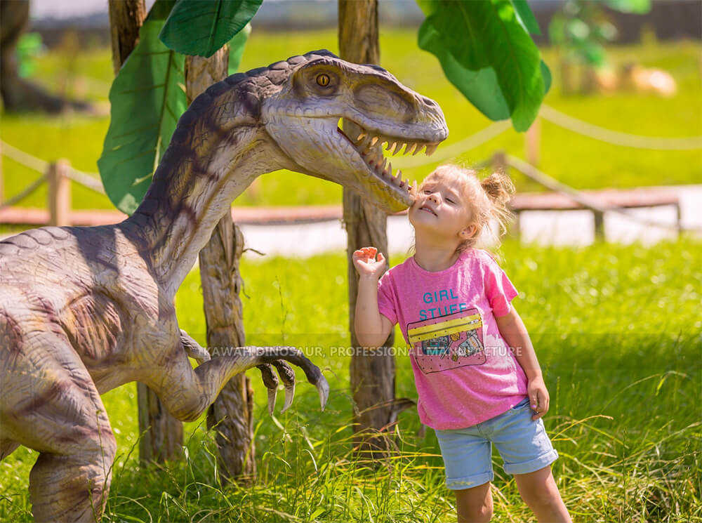 Дитинча динозавра та мила маленька дівчинка цілуються в парку динозаврів (16)