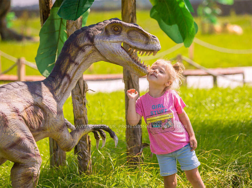 Dinosaurier Baby und hübsches kleines Mädchen küssen sich im Dino Park (16)