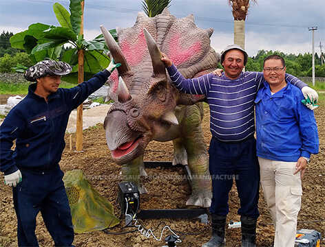 Zigong Kawah Dinosaurierinstallationsarbeiter und russischer Kunde im Dino Park (18)