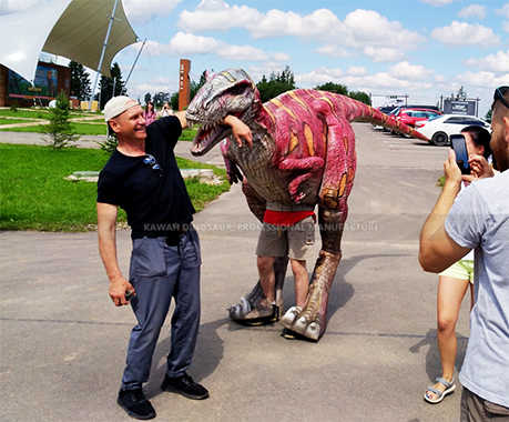 Superrealistischer Dinosaurieranzug Interagiere mit Menschen im Dino Park (24)