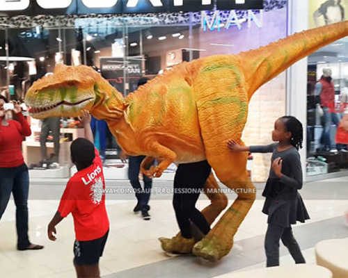 Костюм динозавра патрулирует торговый центр (4)
