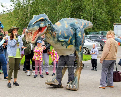 бисёр одамон костюмҳои динозаврро тамошо мекунанд (5)