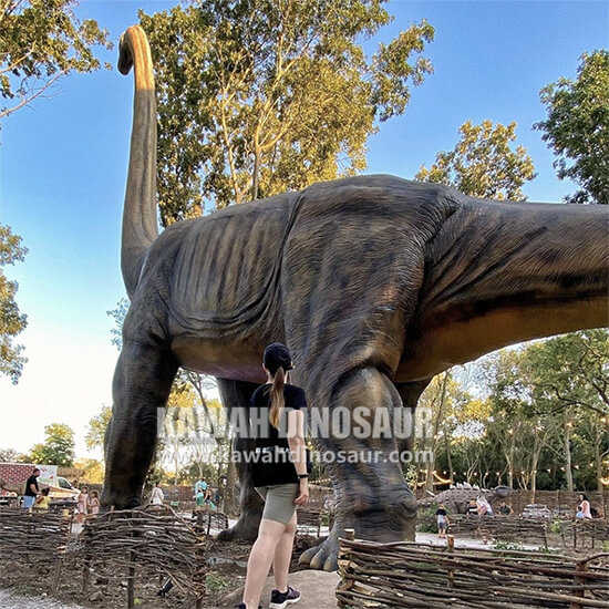 Dinozauri 25 metra Lusotitan u shfaq në Temën e Aventurës Jurassic (1)