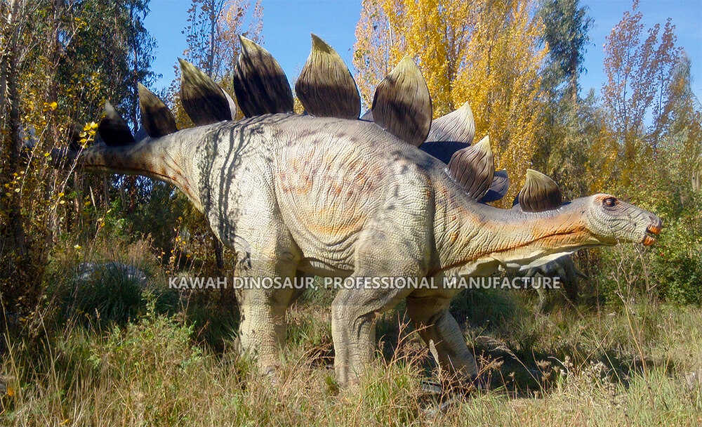 Голям модел на стегозавър в горския парк Сантяго