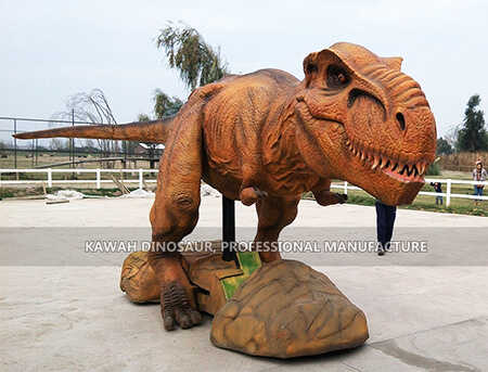 Modelo de dinosaurio que camina en el escenario del Parque Forestal de Santiago