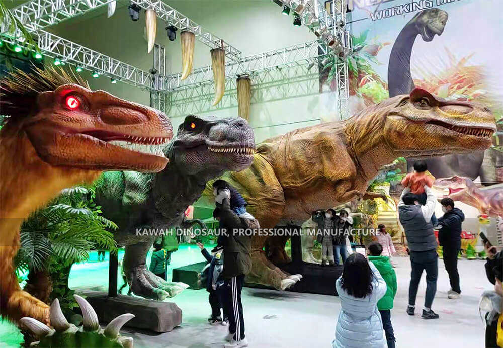 Dinozaurii lui Kawah interacționează cu copiii pe scenă Dinozaur care se plimbă pe scenă (2)