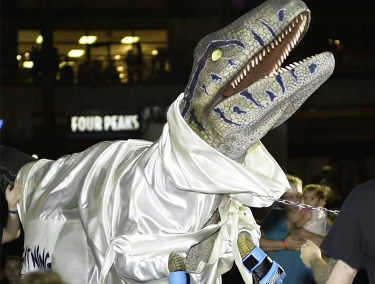 The dinosaur was howling in the sky