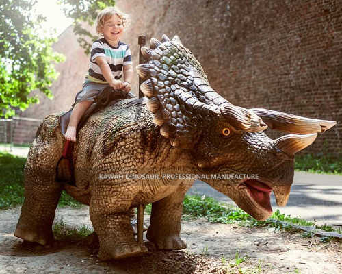 Մեխանիկական Dinosaur Kid Rides Triceratops