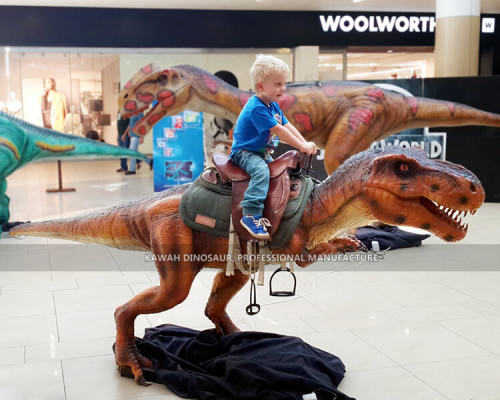 Przejażdżki dinozaurami na krytym placu zabaw