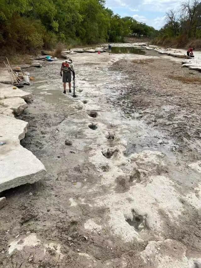 1 Drought on U.S. river reveals dinosaur footprints