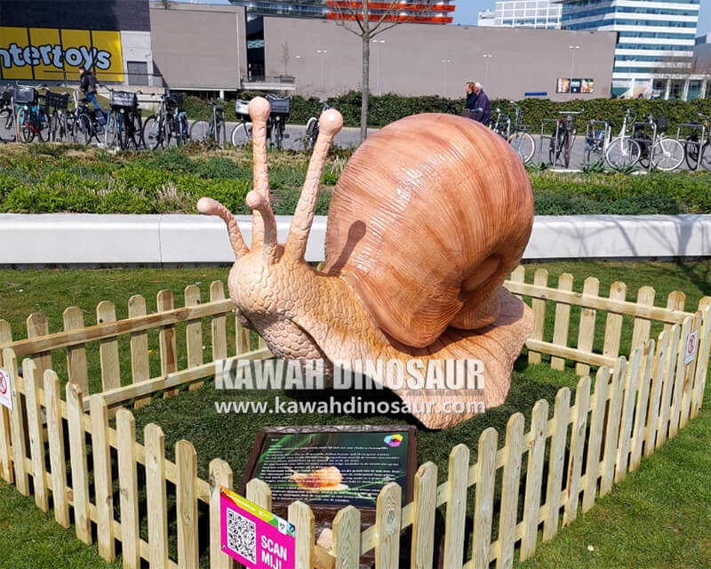 1 Modelos realistas de insetos Kawah exibidos em Almere, Holanda.
