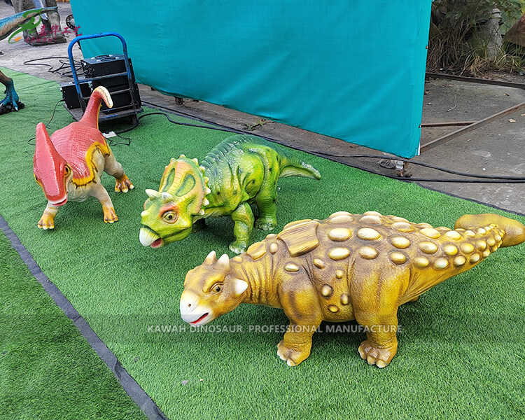 1 Differentia inter dinosaurum fibreglass et dinosaurum animatronicum