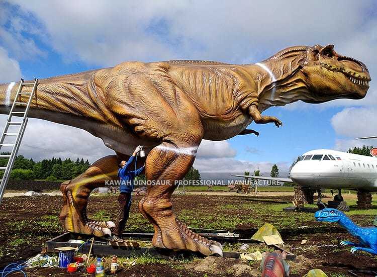Installazzjoni ta’ 15-il metru Tyrannosaurus Rex fil-park tad-dinosawri (1)