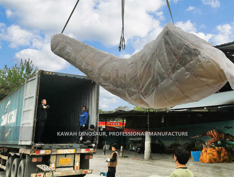 15 meter animatronisk modell av Diamantinasaurus dinosaurier transporterad till Rumänien (2)