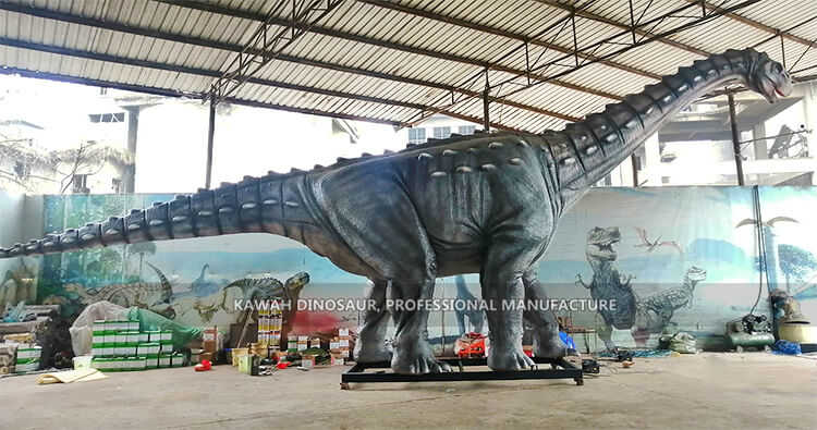 15 meter animatronisk modell av Diamantinasaurus dinosaurier transporterad till Rumänien (4)