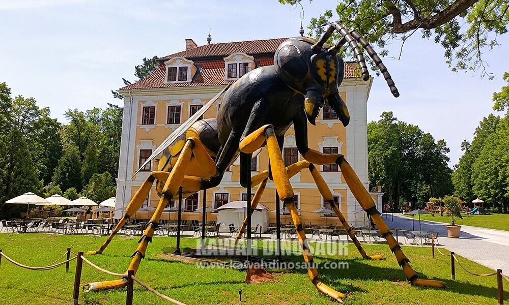 15 meters giant animatronic wasp