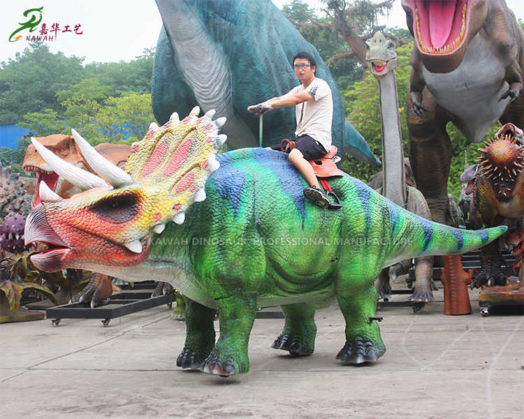 ジュラシック・ワールド ウォーキング恐竜ライド トリケラトプス
