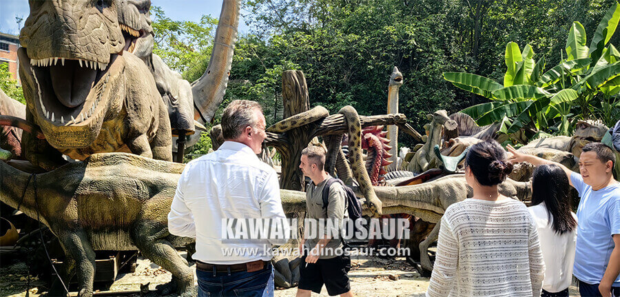 2 Accompanying British customers to visit Kawah Dinosaur Factory.