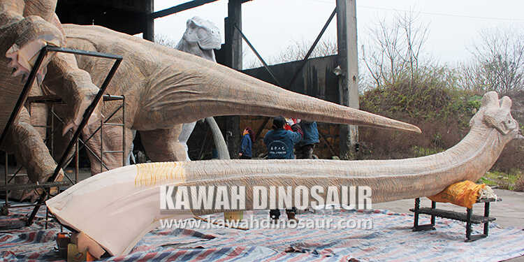 2 Anpassen eines 14 Meter langen Brachiosaurus-Dinosauriermodells.