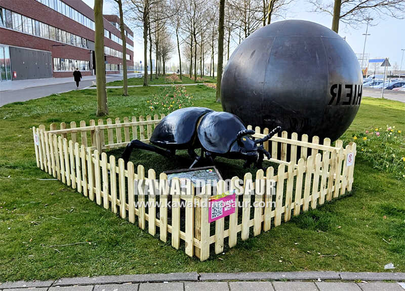 2 modelli realistici di insetti Kawah esposti ad Almere, Paesi Bassi.