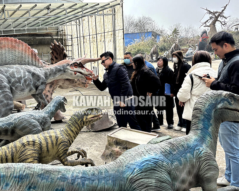 2 Thai Clients Visit Kawah Dinosaur Factory for Realistic Dinosaur Park Project