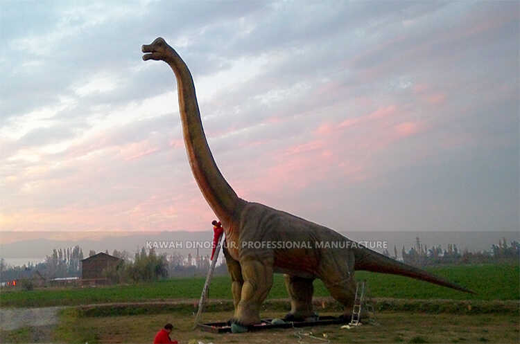 Installazzjoni ta’ 20 metru Brachiosaurus fil-park tal-foresti taċ-Ċili (1)