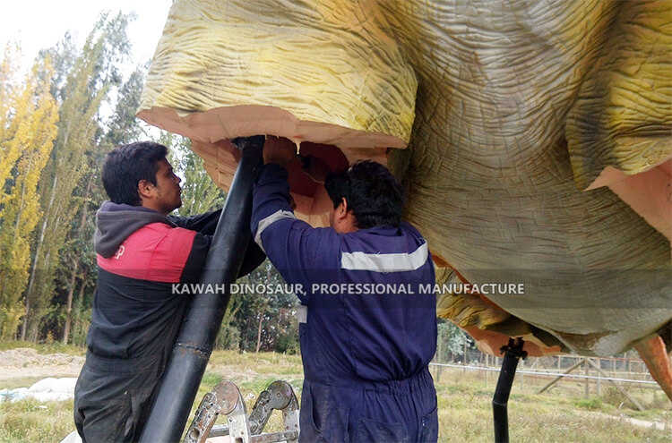 20 méteres Brachiosaurus telepítés a chilei erdőparkban (3)