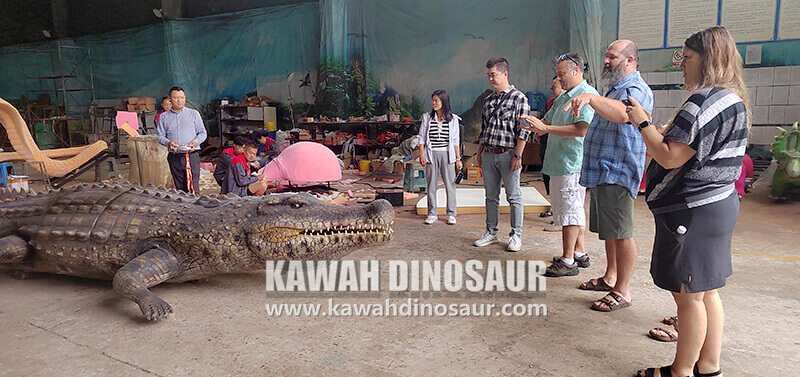 4 Accompanying American customers to visit Kawah Dinosaur Factory