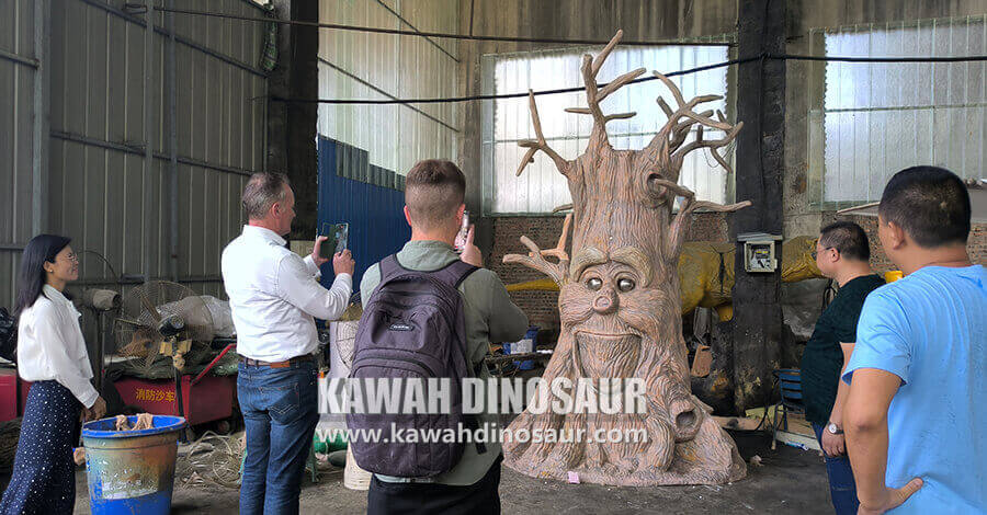 4 Accompanying British customers to visit Kawah Dinosaur Factory.