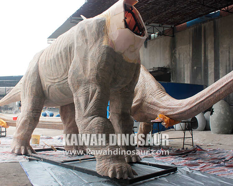 4 Настройка 14-метровой модели динозавра брахиозавра.