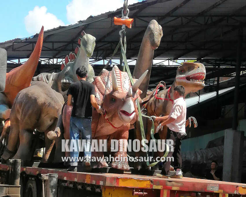 4 甘粛省の国内顧客に恐竜を届ける