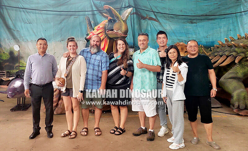 5 Accompanying American customers to visit Kawah Dinosaur Factory