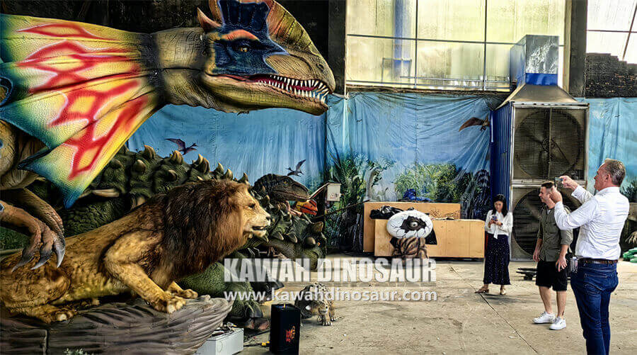 5 Accompanying British customers to visit Kawah Dinosaur Factory.