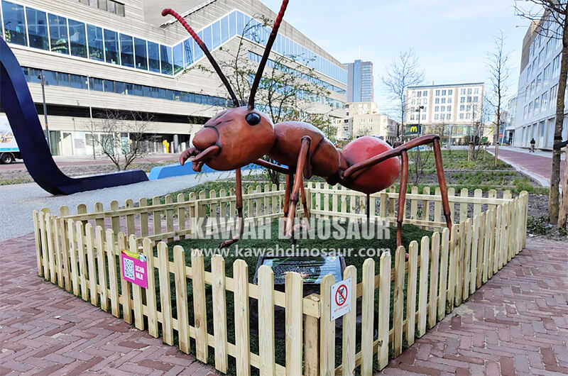 5 Kawah realistic insect models displayed in Almere, Netherlands.