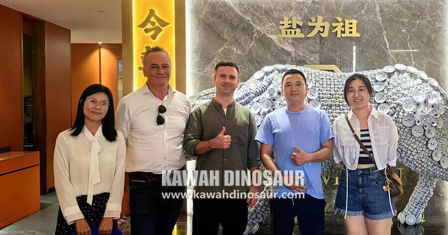 6 Accompanying British customers to visit Kawah Dinosaur Factory.