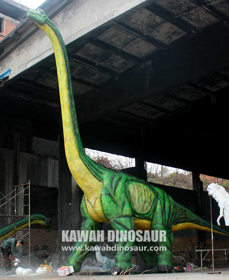 6 Prilagajanje 14-metrskega modela dinozavra brahiozavra.