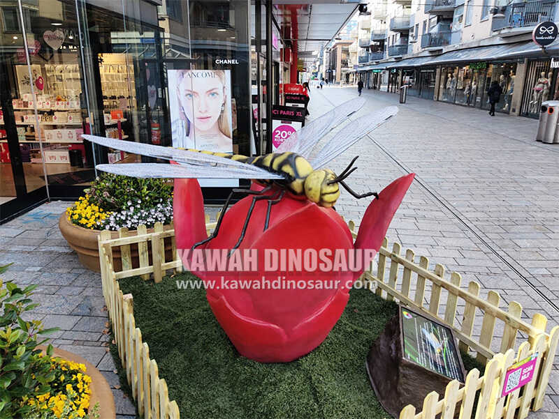 6 Kawah realistic Insect models displayed in Almere, Netherlands.