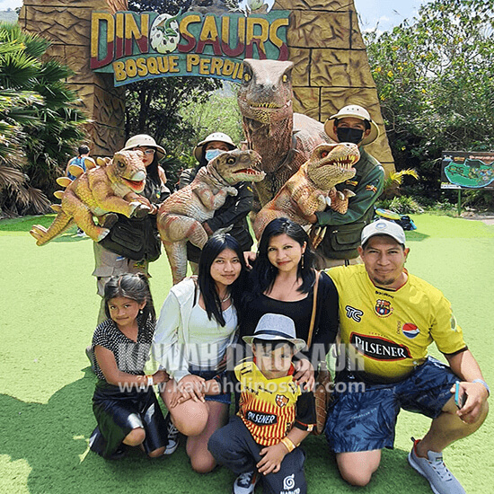 7 DINOSAUR PARK GROUP PHOTO