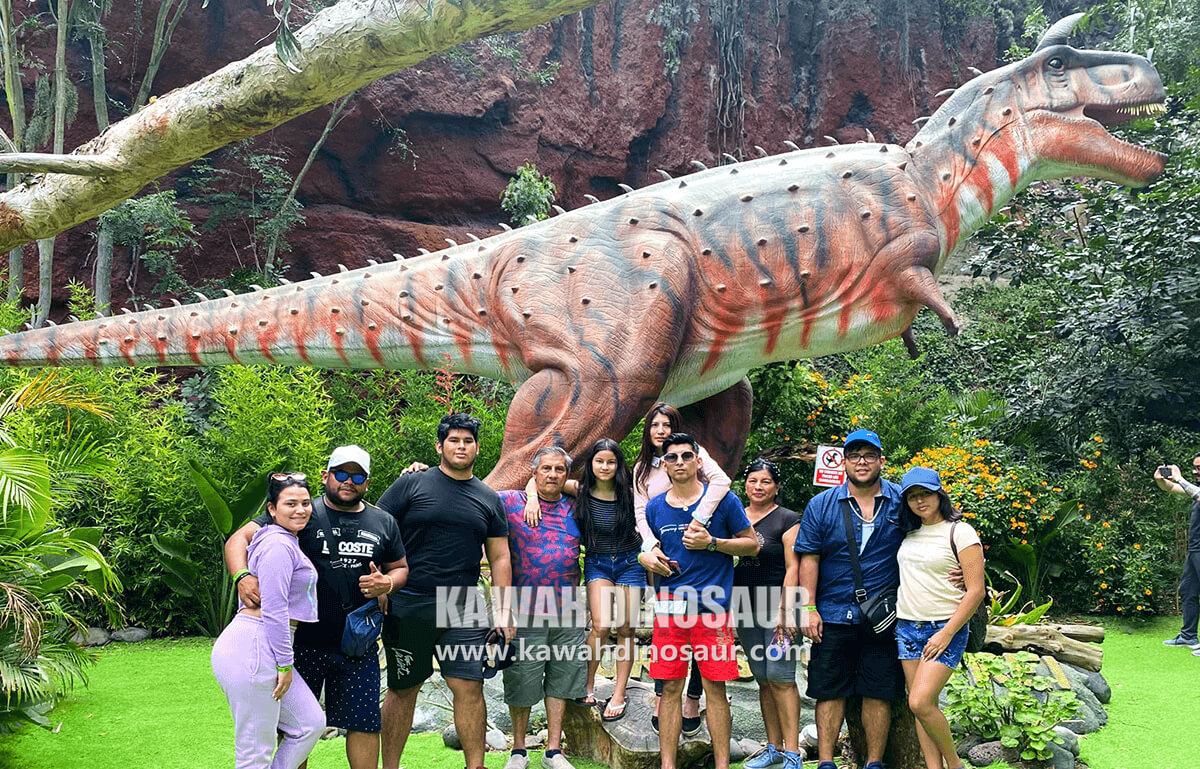 9 DINOSAUR PARK VISITORS GROUP PHOTO