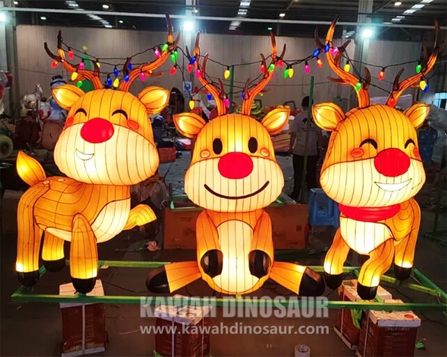 Lanternes en forme de rennes de dessin animé aux motifs mignons, parfaites pour les événements de Noël, les fêtes de fin d'année et les expositions de lanternes festives.