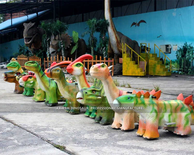 Kiddie dinosaurusritten klaar voor transport naar pretpark in Roemenië (1)