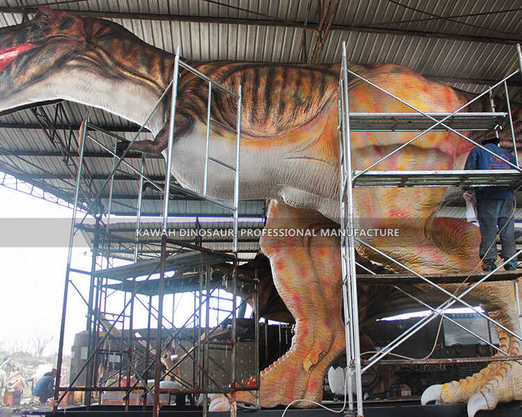 Nagħmlu tessut tal-ġilda għal mudell Tyrannosaurus ta '18-il metru