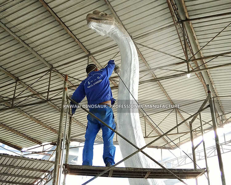 Pintando o modelo Brachiosaurus de 15 metros (1)